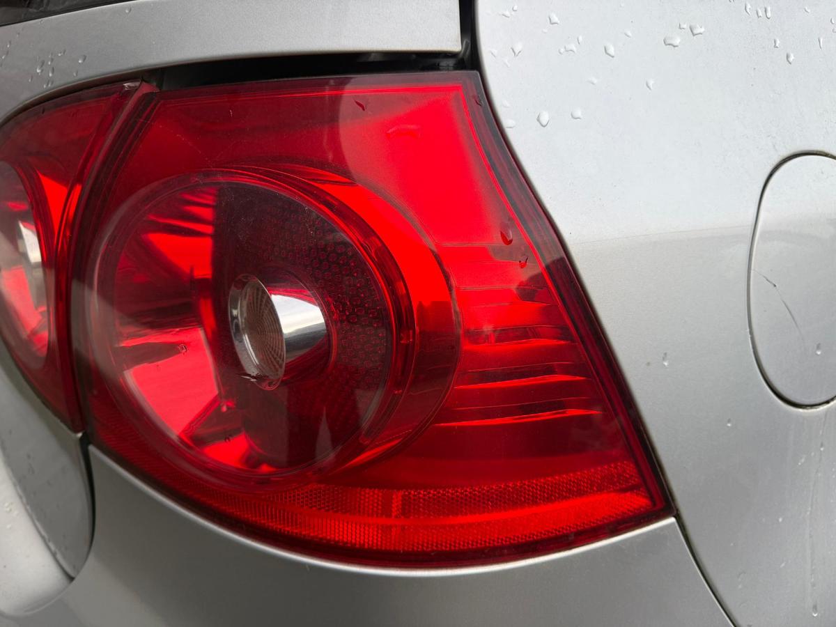 VW Golf 5 original R&uuml;cklicht R&uuml;ckleuchte Heckleuchte au&szlig;en rechts Flie&szlig;heck BJ04